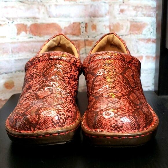 b.o.c Born O Concept Snakeskin Print Clogs *Free to Nurse in Need* Size 6 - Picture 3 of 11